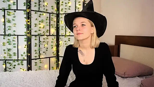 Snapshot of KelleDomin chatting on October 18, 2025, 7:25 pm KelleDomin online show from October 18, 2025, 7:25 pm