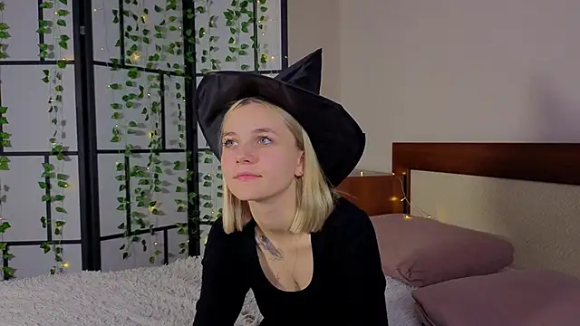 Snapshot of KelleDomin chatting on October 19, 2025, 8:53 pm KelleDomin online show from October 19, 2025, 8:53 pm