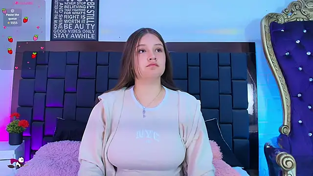 Snapshot of Krystal_Heartss chatting on November 6, 2025, 5:14 pm Krystal Heartss online show from November 6, 2025, 5:14 pm