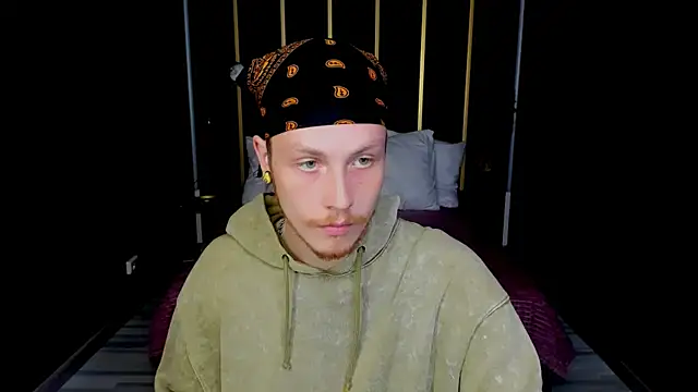 Snapshot of LeoMooree chatting on October 1, 2025, 3:51 pm LeoMooree online show from October 1, 2025, 3:51 pm