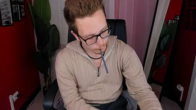 Snapshot of LeoMooree chatting on November 10, 2025, 9:14 pm LeoMooree online show from November 10, 2025, 9:14 pm