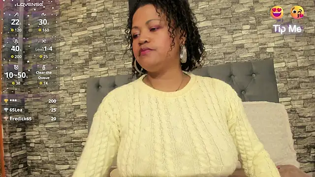 Snapshot of TaniaJhons chatting on November 3, 2025, 8:10 pm TaniaJhons online show from November 3, 2025, 8:10 pm