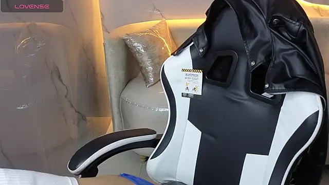 Snapshot of Skyler_Gracee_Tx chatting on October 14, 2025, 1:01 pm Skyler Gracee Tx online show from October 14, 2025, 1:01 pm