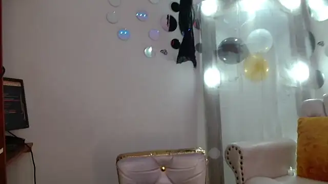 Snapshot of Nina_Roser chatting on October 21, 2025, 1:01 pm Nina Roser online show from October 21, 2025, 1:01 pm