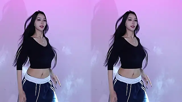 Snapshot of CM---001 chatting on October 19, 2025, 3:23 pm CM---001 online show from October 19, 2025, 3:23 pm