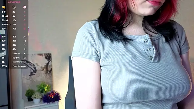 Snapshot of NyamNyamNyammm chatting on October 25, 2025, 1:29 pm NyamNyamNyammm online show from October 25, 2025, 1:29 pm