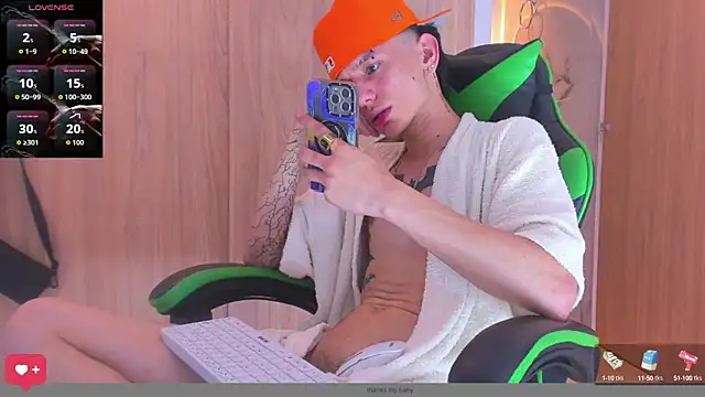 Snapshot of Skinny_batman chatting on October 3, 2025, 10:51 pm Skinny batman online show from October 3, 2025, 10:51 pm