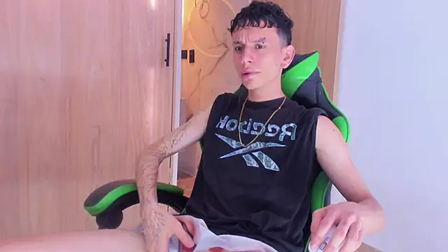 Snapshot of Skinny_batman chatting on October 16, 2025, 12:06 pm Skinny batman online show from October 16, 2025, 12:06 pm