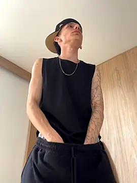 Snapshot of Skinny_batman chatting on October 18, 2025, 5:46 pm Skinny batman online show from October 18, 2025, 5:46 pm