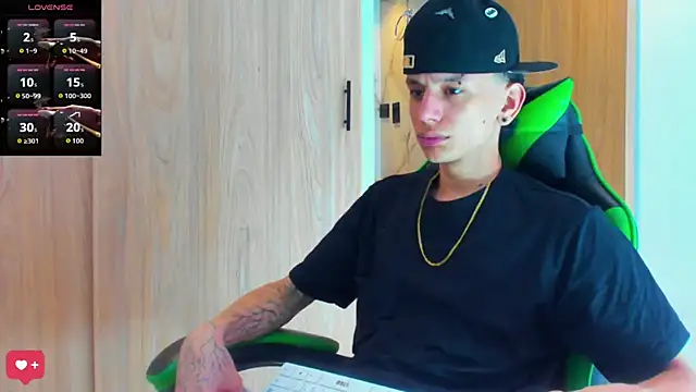 Snapshot of Skinny_batman chatting on October 27, 2025, 6:45 pm Skinny batman online show from October 27, 2025, 6:45 pm