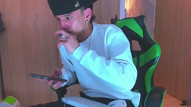 Snapshot of Skinny_batman chatting on November 6, 2025, 9:15 pm Skinny batman online show from November 6, 2025, 9:15 pm