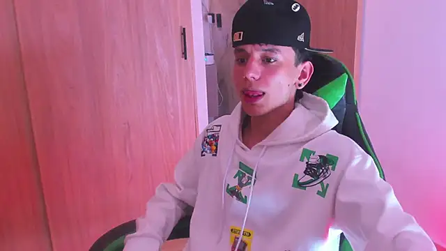 Snapshot of Skinny_batman chatting on November 19, 2025, 12:10 am Skinny batman online show from November 19, 2025, 12:10 am