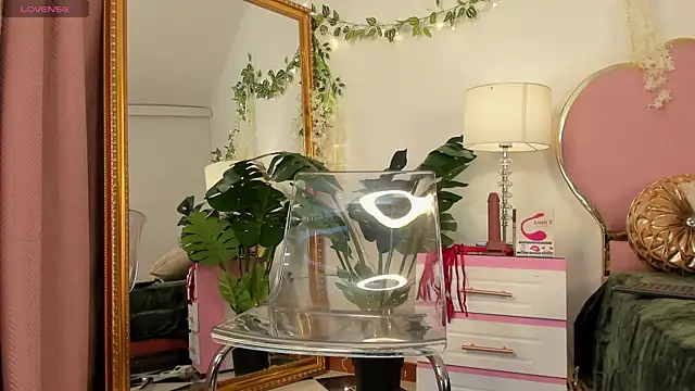 Snapshot of NaiaWhisper chatting on October 4, 2025, 5:16 am NaiaWhisper online show from October 4, 2025, 5:16 am