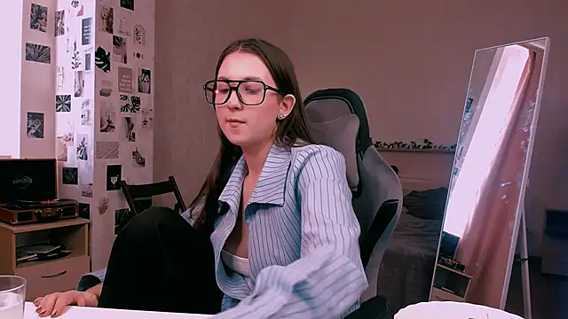 raviolly046 online show from October 7, 2025, 12:46 pm