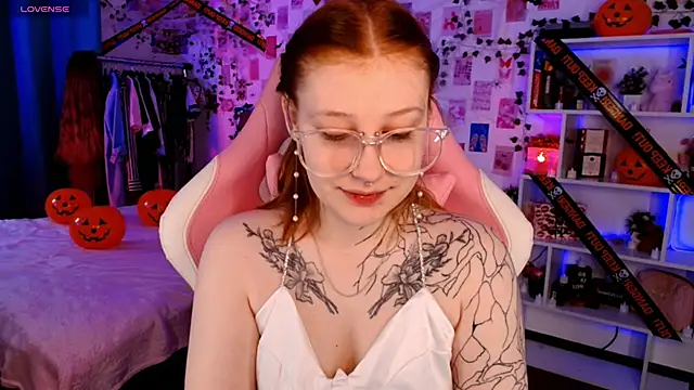 Snapshot of Ayla_Hicks chatting on October 23, 2025, 4:34 am Ayla Hicks online show from October 23, 2025, 4:34 am