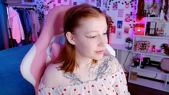 Snapshot of Ayla_Hicks chatting on November 10, 2025, 3:27 am Ayla Hicks online show from November 10, 2025, 3:27 am