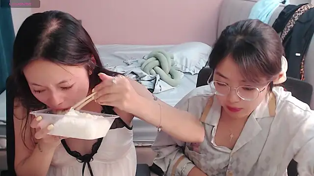 Snapshot of redrose520 chatting on October 10, 2025, 12:04 pm redrose520 online show from October 10, 2025, 12:04 pm