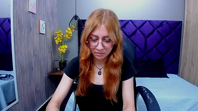 ChloeCampbell03 online show from September 25, 2025, 1:15 pm