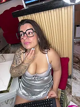 liz and thiago online show from December 5, 2025, 11:52 am