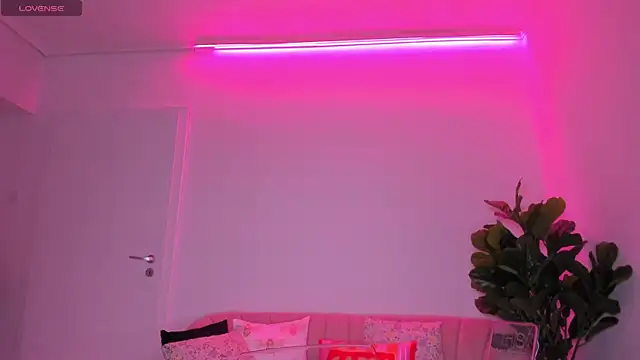 Snapshot of TiaBelle chatting on October 4, 2025, 5:22 pm TiaBelle online show from October 4, 2025, 5:22 pm