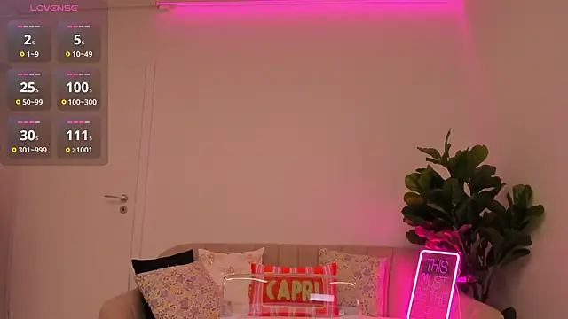 Snapshot of TiaBelle chatting on October 6, 2025, 5:21 pm TiaBelle online show from October 6, 2025, 5:21 pm