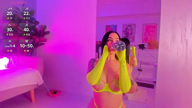 Snapshot of TiaBelle chatting on November 9, 2025, 6:17 pm TiaBelle online show from November 9, 2025, 6:17 pm