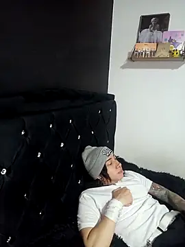 Snapshot of Iluromi chatting on October 28, 2025, 4:20 pm Iluromi online show from October 28, 2025, 4:20 pm