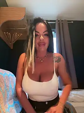 CarmenMB online show from September 28, 2025, 4:34 pm