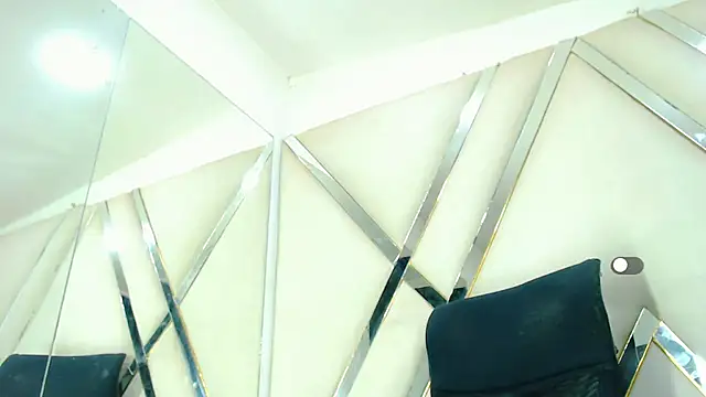 Snapshot of AuroraRoss chatting on October 10, 2025, 7:13 pm AuroraRoss online show from October 10, 2025, 7:13 pm