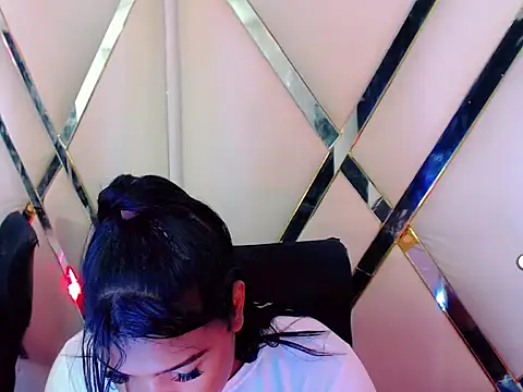 Snapshot of AuroraRoss chatting on October 20, 2025, 7:25 pm AuroraRoss online show from October 20, 2025, 7:25 pm