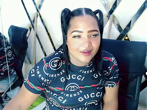 Snapshot of AuroraRoss chatting on October 23, 2025, 7:12 pm AuroraRoss online show from October 23, 2025, 7:12 pm