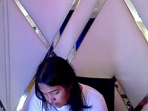 Snapshot of AuroraRoss chatting on October 27, 2025, 5:28 pm AuroraRoss online show from October 27, 2025, 5:28 pm