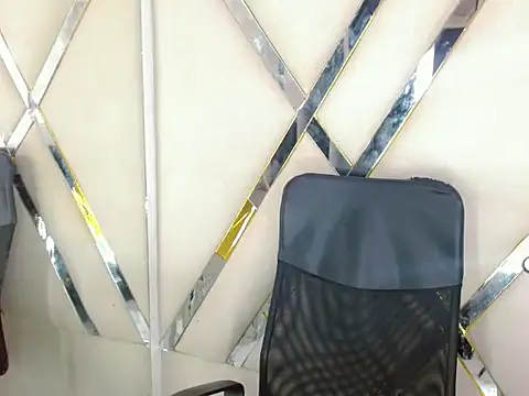 Snapshot of AuroraRoss chatting on October 29, 2025, 7:15 pm AuroraRoss online show from October 29, 2025, 7:15 pm