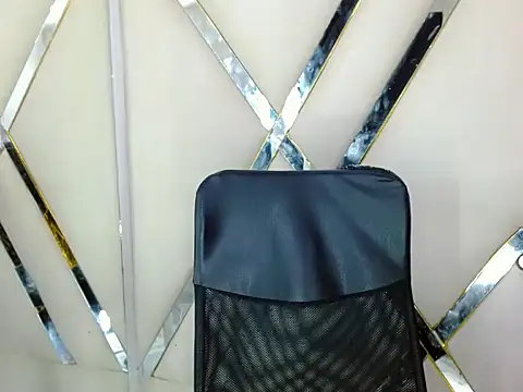 Snapshot of AuroraRoss chatting on October 30, 2025, 7:14 pm AuroraRoss online show from October 30, 2025, 7:14 pm