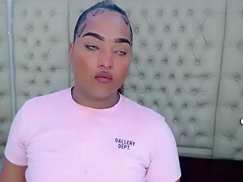 Snapshot of AuroraRoss chatting on November 2, 2025, 6:10 pm AuroraRoss online show from November 2, 2025, 6:10 pm