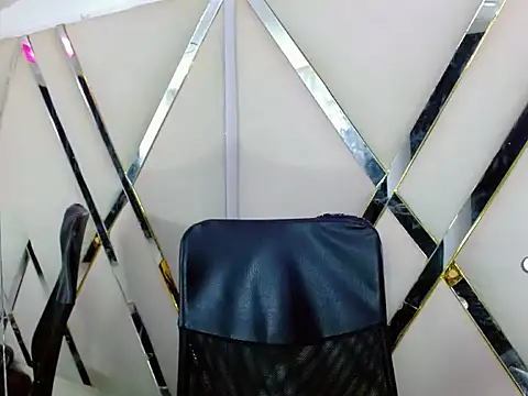 Snapshot of AuroraRoss chatting on November 4, 2025, 7:02 pm AuroraRoss online show from November 4, 2025, 7:02 pm