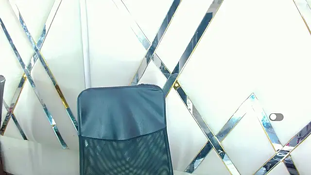 Snapshot of AuroraRoss chatting on November 6, 2025, 6:53 pm AuroraRoss online show from November 6, 2025, 6:53 pm