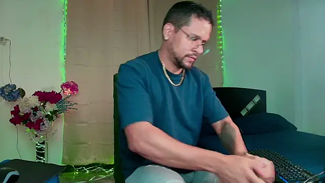 Snapshot of LucasGaeel chatting on October 11, 2025, 4:44 am LucasGaeel online show from October 11, 2025, 4:44 am