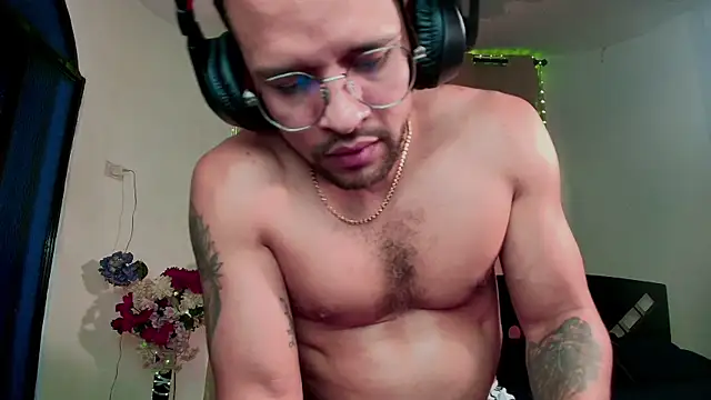 Snapshot of LucasGaeel chatting on October 11, 2025, 4:49 pm LucasGaeel online show from October 11, 2025, 4:49 pm