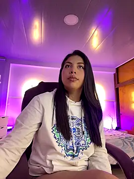 Snapshot of kloe28 chatting on September 29, 2025, 3:44 am kloe28 online show from September 29, 2025, 3:44 am