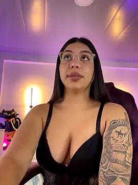 Snapshot of kloe28 chatting on October 25, 2025, 11:40 am kloe28 online show from October 25, 2025, 11:40 am