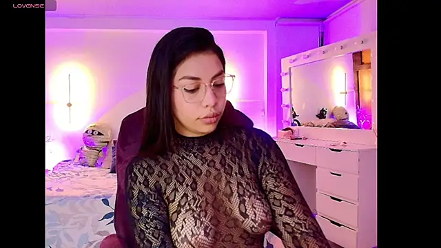 Snapshot of kloe28 chatting on November 6, 2025, 3:51 am kloe28 online show from November 6, 2025, 3:51 am