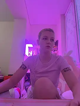 Crystal Neko online show from February 1, 2026, 2:04 pm