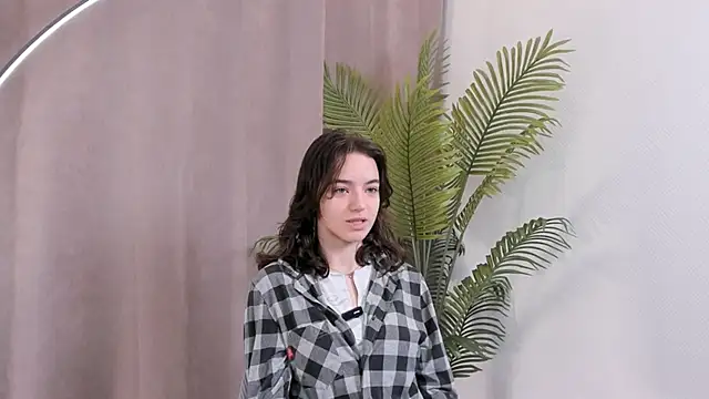 TarahCayne online show from September 25, 2025, 11:47 am