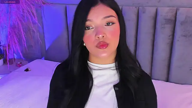 Snapshot of EmmaBlossom chatting on October 3, 2025, 7:33 pm EmmaBlossom online show from October 3, 2025, 7:33 pm