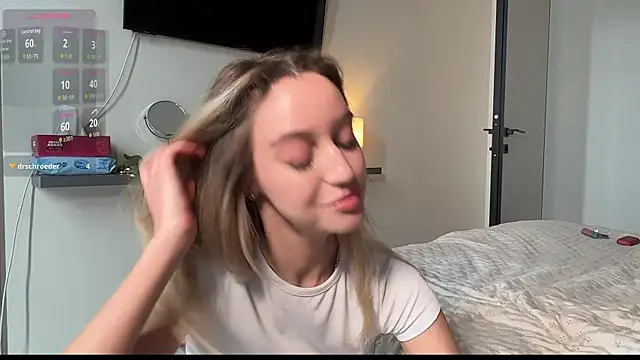 Snapshot of SophieBelll chatting on October 14, 2025, 10:49 am SophieBelll online show from October 14, 2025, 10:49 am