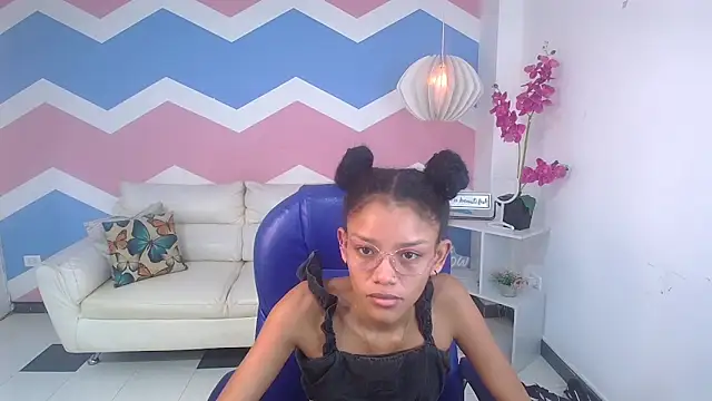 Snapshot of adisson_petite1 chatting on October 6, 2025, 12:24 pm adisson petite1 online show from October 6, 2025, 12:24 pm