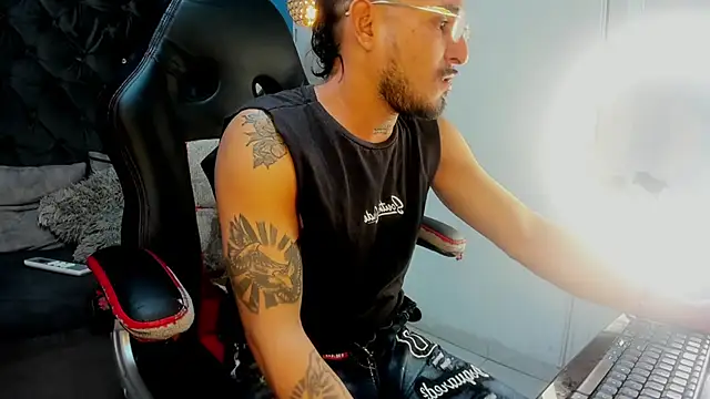 Snapshot of Kevinfox23cms chatting on October 30, 2025, 7:54 am Kevinfox23cms online show from October 30, 2025, 7:54 am