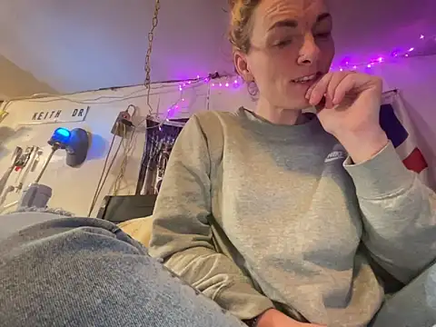 arianna1993 online show from February 6, 2026, 8:51 am