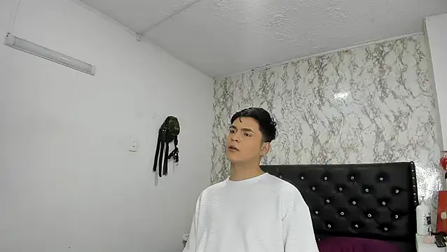 Snapshot of Aaron_Foxxx chatting on November 7, 2025, 1:22 pm Aaron Foxxx online show from November 7, 2025, 1:22 pm